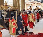 윤석열 대통령과 찰스 3세 영국 국왕 마차 타고 버킹엄궁 도착