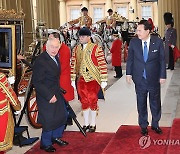 윤석열 대통령과 찰스 3세 영국 국왕 마차 타고 버킹엄궁 도착