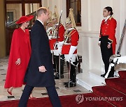 버킹엄궁 도착한 윌리엄 왕세자와 케이트 미들턴 왕세자빈