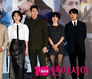 [TEN포토]류준열-김태리-김우빈-염정아-조우진-김의성-진선규 '환상적인 조화'