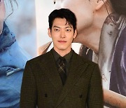 [TEN포토]김우빈 '조각같은 모습'