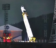 3수 만에 발사 성공?…군 "북 정찰위성 우주궤도 진입 평가"