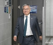 '암컷' 발언 논란 최강욱, 검찰개혁 토론회 불참…"해 될까 우려"