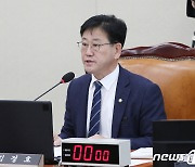 발언하는 김정호 위원장