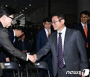 인사 나누는 한동훈 장관과 이철우 경북도지사