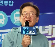 '청년패스' 정책간담회에서 인사말 하는 이재명 대표