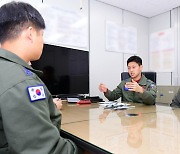 임무 앞두고 브리핑 하는 F-16 전투기 조종사