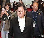 국회의장실 나서는 홍익표 원내대표