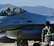 결의 다지는 F-16 전투기 조종사