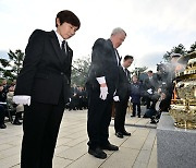 인요한 국민의힘 혁신위원장, 김영삼 전 대통령 묘소 참배