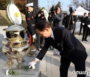 헌화하는 김현철 김영삼대통령기념재단 이사장