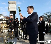 헌화하는 김덕룡 추모위원장