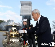 김영삼 대통령 묘소 찾은 이재오 민주화운동기념사업회 이사장