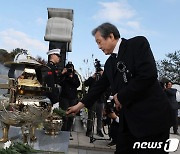 헌화하는 김무성 민주화추진협의회 공동회장