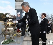 김영삼 전 대통령 묘소 찾은 손학규 상임고문