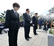 김영삼 전 대통령 묘소 참배하는 정대철 헌정회장