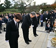 김영삼 전 대통령 묘소 참배하는 김무성