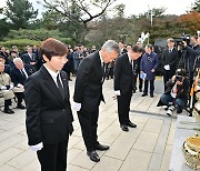 김영삼 전 대통령 묘소 참배하는 손학규 상임고문