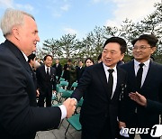 YS서거 추모식서 만난 김기현 대표와 인요한 혁신위원장