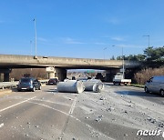 청주 도로에 화물차 실린 콘크리트 구조물 11개 떨어져…1시간30분 정체