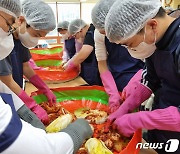 김치의 날 맞아 '사랑의 김장 봉사' 행사 진행한 수원고등학교