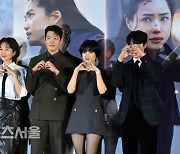 [포토]'외계+인 2부' 일곱 주인공들의 하트발사