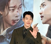 [포토]'손인사 멋짐^^'외계+인 2부 김우빈