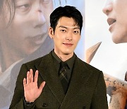 [포토] 김우빈, 여심 설레는 손인사