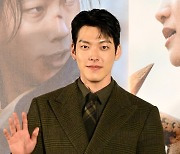 [포토] 김우빈, 설레는 아이컨택