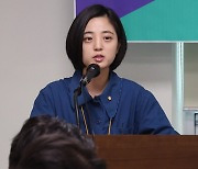 류호정, '설치는 암컷' 최강욱 발언에 "인간 되긴 틀려…한심해 죽겠다"