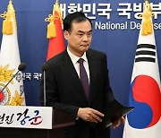 [포토]브리핑실 나서는 허태근 국방부 국방정책실장