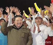 美 괌 기지 사진 본 김정은 “만리 보는 눈과 주먹 다 틀어쥐었다”