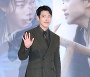 김우빈, 포즈는 역시 손인사