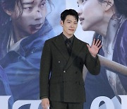 [포토] 김우빈, 수트핏이 예술이야