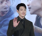 [포토] 김우빈, 훈훈한 손인사