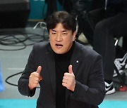 [포토]차상현 감독, 연이은 블로킹 득점에 엄지척!