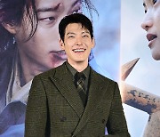 '외계인 2부' 김우빈 "CG액션 이젠 자신있어"…이하늬 러브라인도 예고