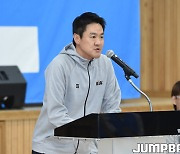 [JB포토] 중등부 선수들의 입소를 환영하는 김병철 캠프장