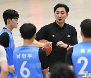 [JB포토] 2023 KBL 유스 엘리트 캠프 정영삼 코치 '집중해서 훈련에 임하자'