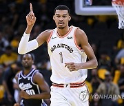 [NBA] ‘224cm 괴물 신인’ 웸반야마 데뷔 경기 유니폼, 경매서 약 10억 원에 낙찰