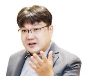 "세계 1위 치료제보다 효과적…황반변성 신약, 시장 흔들 것"