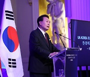 Korea inks 37 deals with UK, vows closer ties