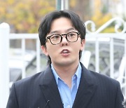 지드래곤, ‘머리 제외 대부분 제모’ 의혹… 지디측 “사실 아니다” 반박