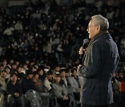 고3 수백 명 앞에 깜짝 등장…유인촌 "잡을 수 없는 별을 잡자" 격려