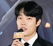 '외계+인' 2부 류준열 "김우빈, 동생이지만 기댈 수 있는 기둥 역할 해줘"