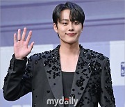 [MD포토] 유선호 '훈훈한 손인사'