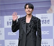 [MD포토] 유선호 '패션에 신경 좀 썼어요'