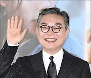 [MD포토] 김의성, '기분 좋은 손인사'