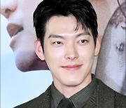 [MD포토] 김우빈, '손하트에 여심 들썩'