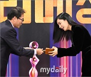 [MD포토] 안은진 '최우수 연기상 수상'